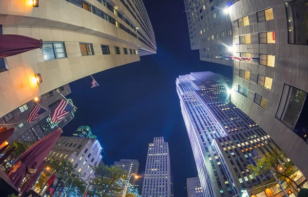 Nacht straatmening van wolkenkrabbers van New York — Stockfoto