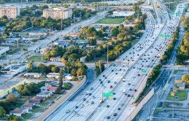 Metropolis eyaletler arası trafik havadan görünümü