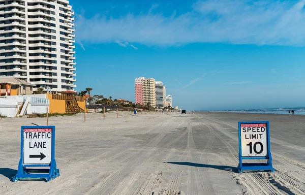 Παραλία Daytona δρόμου με σημάδια ορίου ταχύτητας αυτοκινήτου — Φωτογραφία Αρχείου