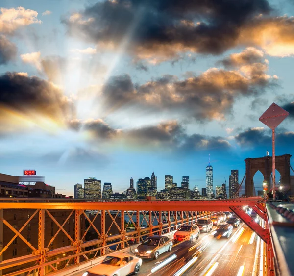 Puente de Brooklyn por la noche con el tráfico de coches — Foto de Stock