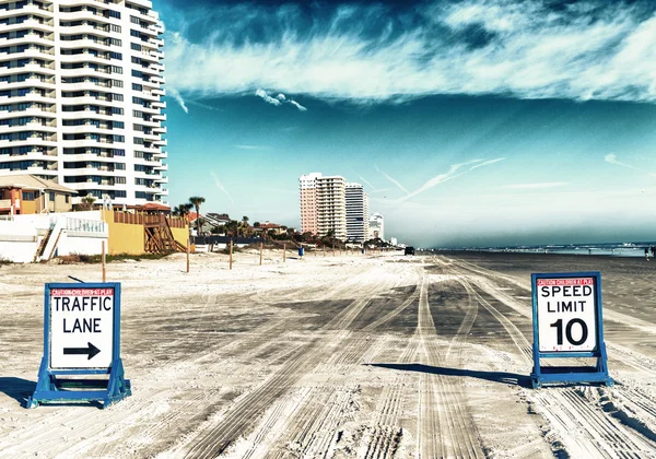 Daytona carretera de playa con señales de límite de velocidad del coche —  Fotos de Stock