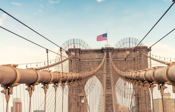 Γέφυρα του Μπρούκλιν με τη σημαία των ΗΠΑ — Φωτογραφία Αρχείου
