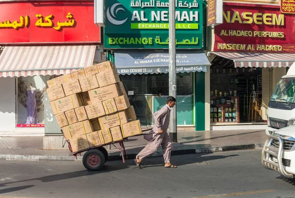 DUBAI, 21 DE OCTUBRE DE 2015: Gente en la calle de Deira en D —  Fotos de Stock