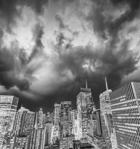 New York City bei Sonnenuntergang. Erstaunliche Gebäude vom Dach — Stockfoto