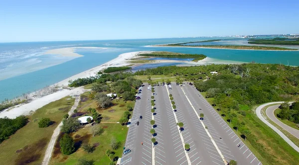 Luchtfoto van lege parkeerplaats in de buurt van de Oceaan — Stockfoto