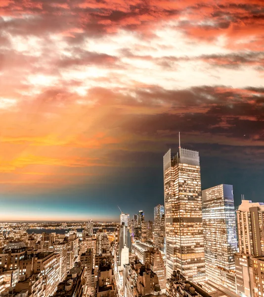 New York City at sunset. Amazing buildings from rooftop — Stock Photo, Image