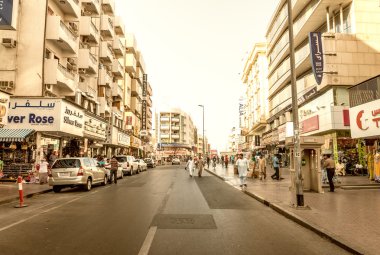 Dubai - 21 Ekim 2015: Deira Street güneşli bir alan. D