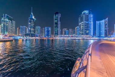 Dubai Yat Limanı gece manzarası. Binalar yansımalar