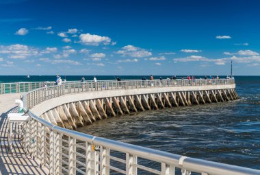 Okyanus iskelede. Turistler ile Pier