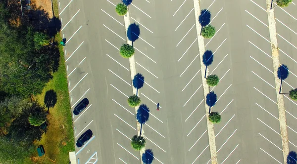 Vista aérea de aparcamiento vacío con lotes gratis —  Fotos de Stock