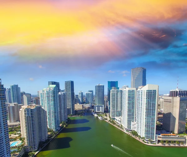 Центр міста Майамі skyline, гарний вид на сонячний день — стокове фото