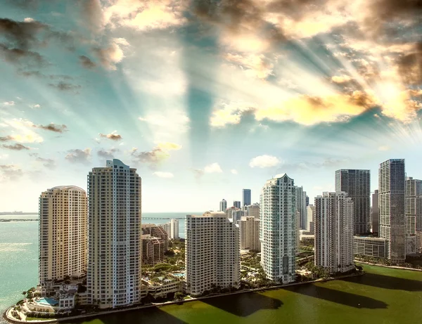 Downtown Miami manzarası, güneşli bir günde güzel havadan görünümü — Stok fotoğraf