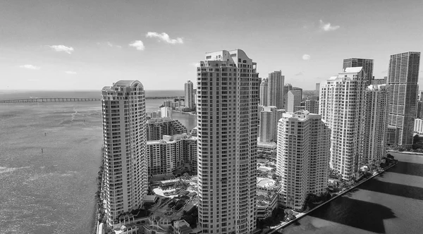 MIAMI - 25 FÉVRIER 2016 : Skyline aérienne du centre-ville sur un beautifu — Photo