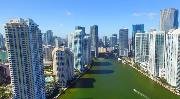 MIAMI - 25 DE FEBRERO DE 2016: skyline aéreo del centro en un beautifu —  Fotos de Stock