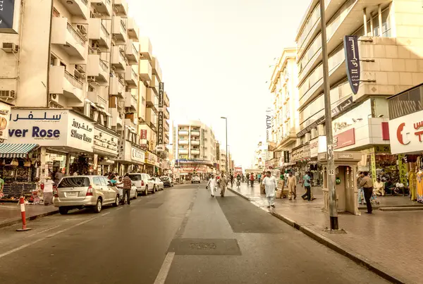 Dubai - 21 oktober 2015: Straat van Deira gebied op een zonnige dag. D — Stockfoto