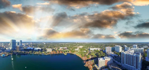 Panoramiczny widok z lotu ptaka Orlando na Florydzie w zmierzchu — Zdjęcie stockowe