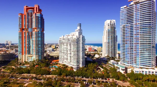 Miami Beach vue aérienne de South Pointe Park, Floride sur un soleil — Photo