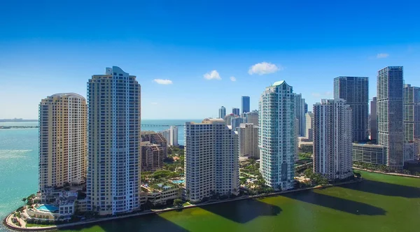 Downtown Miami manzarası, güneşli bir günde güzel havadan görünümü — Stok fotoğraf