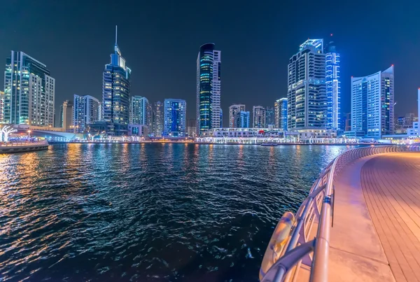 Dubai Marina linha do horizonte da noite. Edifícios reflexões — Fotografia de Stock