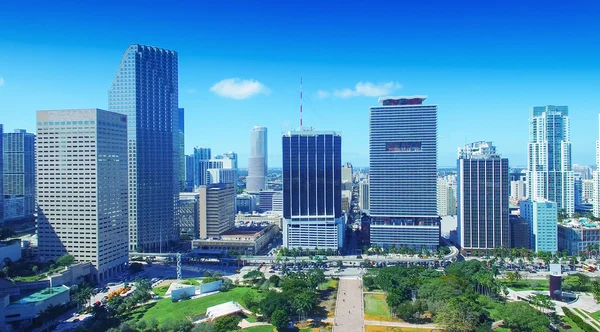 マイアミのダウンタウンのスカイライン、晴れた日に美しい空撮 — ストック写真