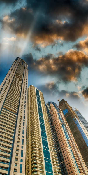 Dubai Marina arranha-céus altos. Conceito de negócio — Fotografia de Stock