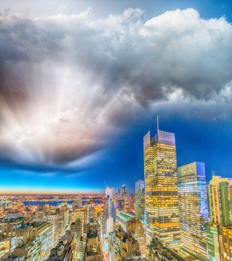 New York'ta gün batımında. Şaşırtıcı binalar çatı üzerinden