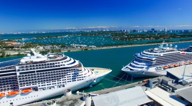 Miami - 27 Şubat 2016: Yolcu gemilerine Miami limanında demirledi. İnci