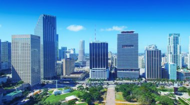 Downtown Miami manzarası, güneşli bir günde güzel havadan görünümü