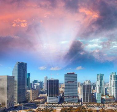 Downtown Miami manzarası, güneşli bir günde güzel havadan görünümü