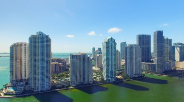 Downtown Miami manzarası, güneşli bir günde güzel havadan görünümü