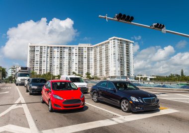 Miami Beach - 12 Ocak 2016: Miami alacakaranlıkta manzarası. Şehir 
