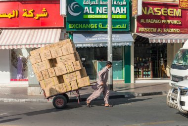 Dubai, 21 Ekim 2015: Sokakta D alanında Deira insanlar