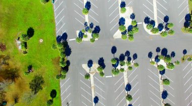 Boş otoparklar, helikopter havadan görünümü