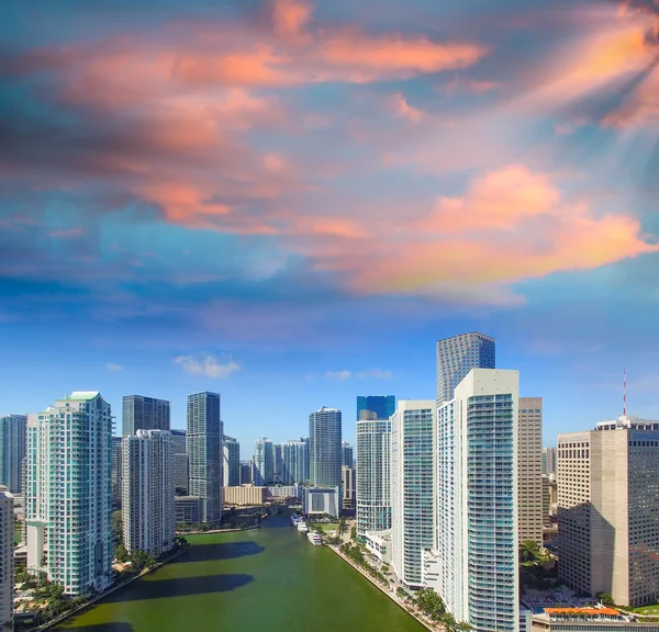 迈阿密市区和 Brickell 的天际线，鸟瞰图 — 图库照片