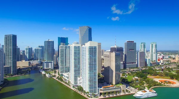 Downtown Miami skyline, bela vista aérea em um dia ensolarado — Fotografia de Stock