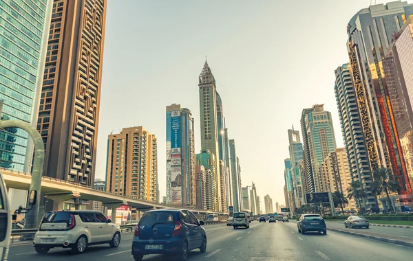 DUBAI, EAU - 21 OCTOBRE 2015 : Trafic sur Sheikh Zayed Road en D — Photo