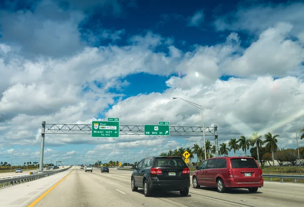 Miami - 13 stycznia 2016: Ruch wzdłuż interstate miasta. Ruch — Zdjęcie stockowe