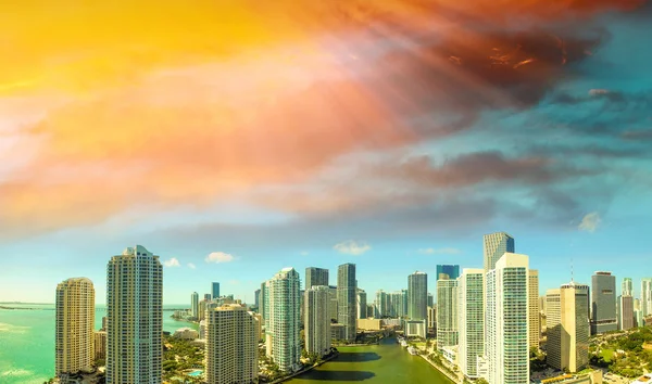 Centrum Miami Panorama, nádherný letecký pohled na slunečný den — Stock fotografie