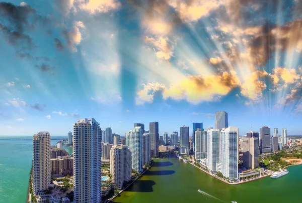 Coucher de soleil sur le centre-ville de Miami et Brickell, vue aérienne — Photo