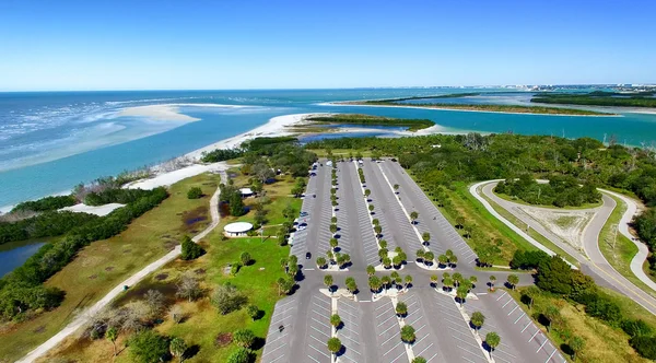 空停车场靠近海洋的鸟瞰图 — 图库照片