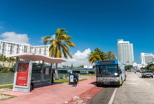 Miami Beach - 2016. január 12.: Miami skyline alkonyatkor. A város — Stock Fotó