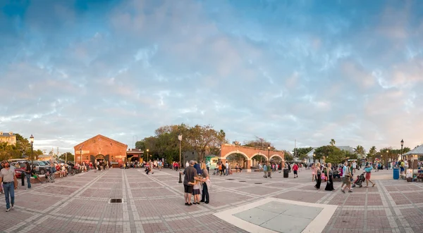 Key West - 3 stycznia 2016: Mallory Square w zachód słońca z touris — Zdjęcie stockowe