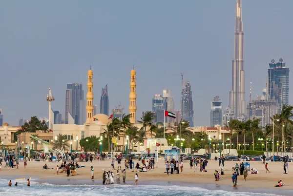 Dubais Skyline bei Sonnenuntergang vom Meer aus gesehen — Stockfoto