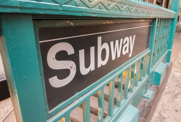 Metro ingang teken in stad — Stockfoto