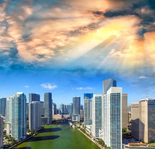 De skyline van Downtown Miami en Brickell, luchtfoto — Stockfoto