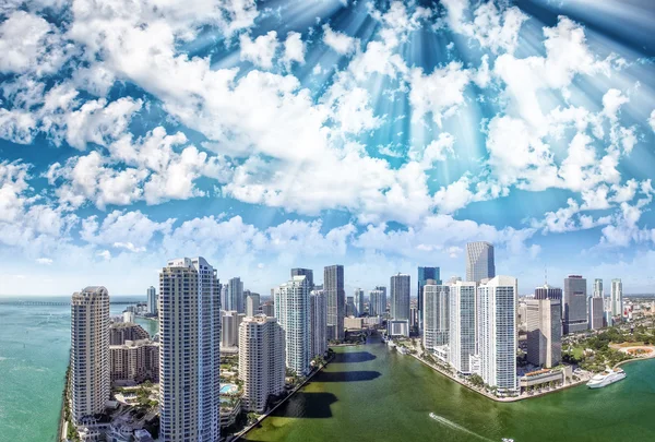 Puesta de sol sobre el centro de Miami y Brickell, vista aérea — Foto de Stock