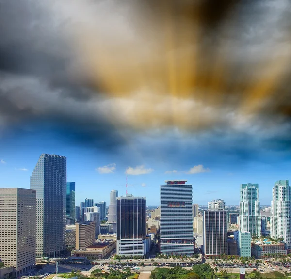 Downtown Miami edifícios e horizonte do pôr-do-sol — Fotografia de Stock