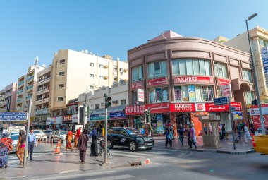 Dubai, 21 Ekim 2015: Sokakta D alanında Deira insanlar