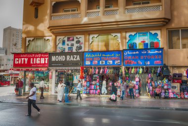 Dubai - 21 Ekim 2015: Deira Street güneşli bir alan. D