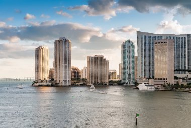 Güneş battıktan sonra Downtown Miami binalar. Güzel bir şehir manzarası